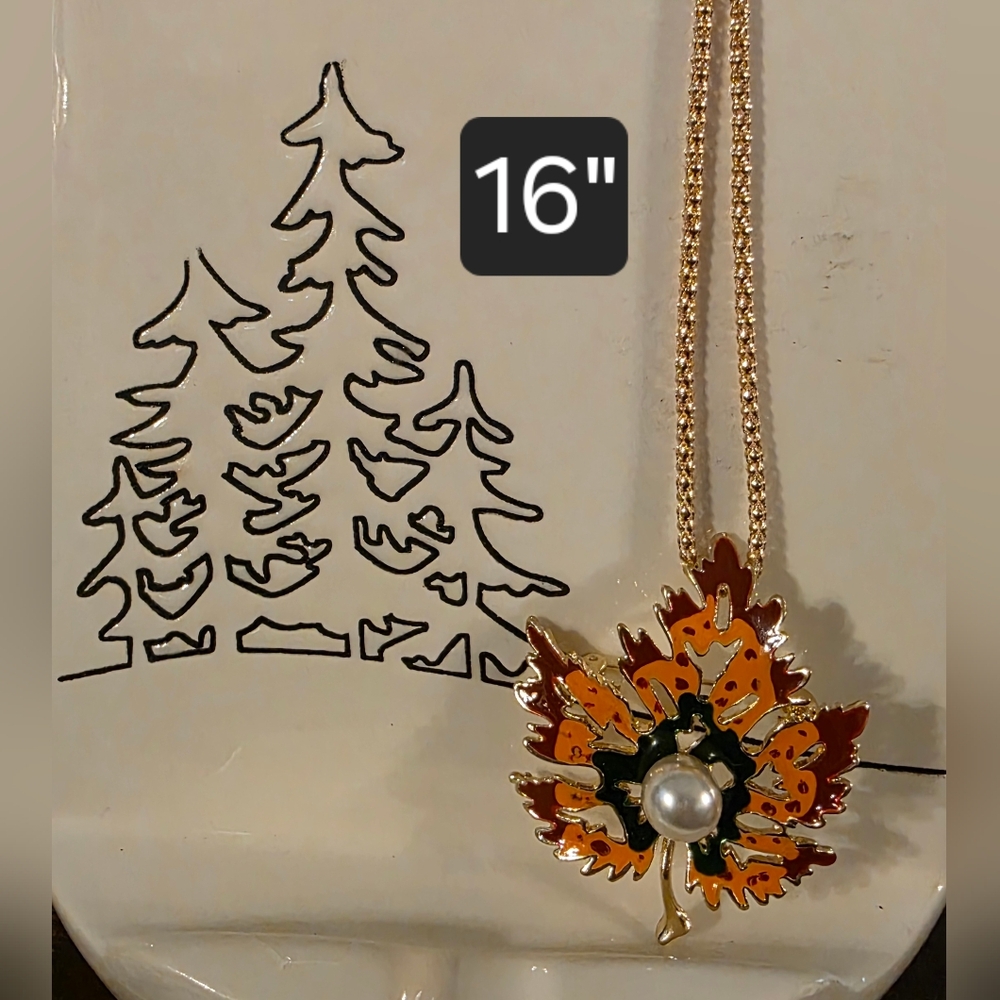 BETSY JOHNSON Elegant Gold Tone Leaf Pendant Necklace with Pearl